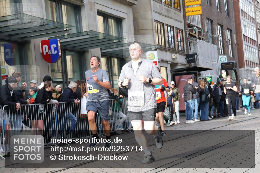 05.10.2025 - 20. swb-Marathon Bremen Strokosch-Dieckow http://msf.ph/oto/9253714 05.10.2025 10:55:59 Ziel 9258, 9424, 9783, 9790, 9811, 9855, 9932, 9968, 10005, 10006, 10009, 10028, 10179, 10191, 10196, 10387, 10424, 10546, 10590, 10648, 10664, 10989, 10992, 11095, 11253, 11364, 11366, 11554, 11571, 11620, 11630, 11662, 11693, 11723, 11741, 9258, 9424, 9783, 9790, 9811, 9855, 9932, 9968, 10005, 10006, 10009, 10028, 10179, 10191, 10196, 10387, 10424, 10546, 10590, 10648, 10664, 10989, 10992, 11095, 11253, 11364, 11366, 11554, 11571, 11620, 11630, 11662, 11693 meine-sportfotos.de