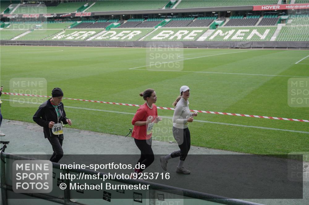 05.10.2025 - 20. swb-Marathon Bremen Michael Burmester http://msf.ph/oto/9253716 05.10.2025 10:42:20 Laufen im Stadion 7069, 8225, 8533, 8865, 9212, 9276, 9410, 9481, 9519, 9557, 9632, 9648, 9649, 9680, 9798, 9815, 9836, 9837, 9945, 9972, 9982, 9999, 10031, 10082, 10087, 10125, 10129, 10134, 10148, 10189, 10214, 10239, 10245, 10248, 10264, 10333, 10365, 10366, 10396, 10412, 10415, 10417, 10463, 10499, 10522, 10684, 10706, 10722, 10815, 10824, 10860, 10937, 10943, 10998, 11037, 11056, 11097, 11112, 11126, 11142, 11172, 11206, 11232, 11379, 11395, 11405, 11437, 11473, 11584, 11634 meine-sportfotos.de