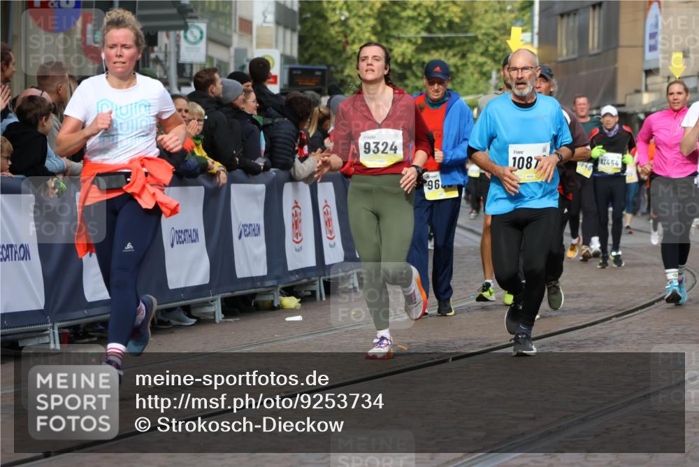 05.10.2025 - 20. swb-Marathon Bremen Strokosch-Dieckow http://msf.ph/oto/9253734 05.10.2025 11:01:59 Ziel 9324, 9426, 9536, 9686, 10301, 10837, 10855, 10879, 10887, 10944, 11415, 11459 meine-sportfotos.de