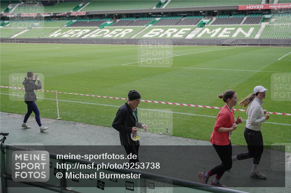 05.10.2025 - 20. swb-Marathon Bremen Michael Burmester http://msf.ph/oto/9253738 05.10.2025 10:42:21 Laufen im Stadion 7069, 8225, 8533, 8865, 9212, 9276, 9410, 9481, 9519, 9557, 9632, 9648, 9649, 9680, 9798, 9815, 9836, 9837, 9945, 9972, 9982, 9999, 10031, 10082, 10087, 10125, 10129, 10134, 10148, 10189, 10214, 10239, 10245, 10248, 10264, 10333, 10365, 10366, 10396, 10412, 10415, 10417, 10463, 10499, 10522, 10684, 10706, 10722, 10815, 10824, 10860, 10937, 10943, 10998, 11037, 11056, 11097, 11112, 11126, 11142, 11172, 11206, 11232, 11395, 11405, 11473, 11584, 11634, 10148 meine-sportfotos.de