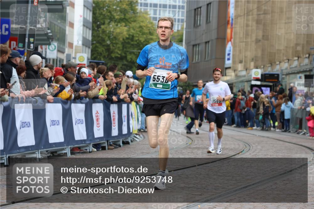 05.10.2025 - 20. swb-Marathon Bremen Strokosch-Dieckow http://msf.ph/oto/9253748 05.10.2025 12:51:47 Ziel 419, 1565, 5536 meine-sportfotos.de