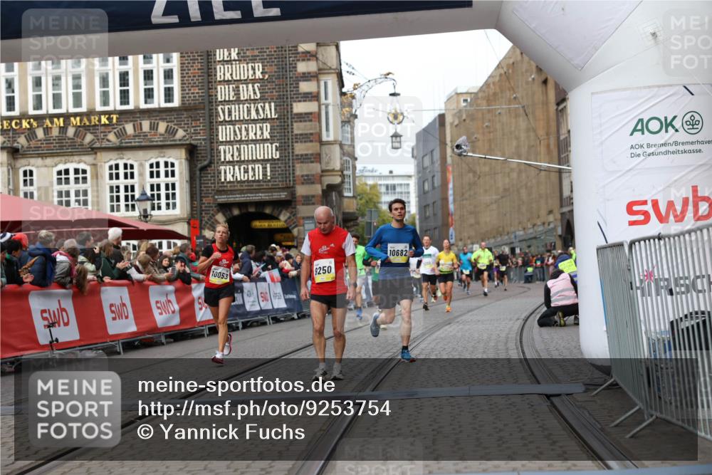 05.10.2025 - 20. swb-Marathon Bremen Yannick Fuchs http://msf.ph/oto/9253754 05.10.2025 10:45:42 Ziel 9222, 9250, 10053, 10682, 11585 meine-sportfotos.de