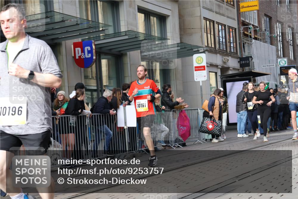 05.10.2025 - 20. swb-Marathon Bremen Strokosch-Dieckow http://msf.ph/oto/9253757 05.10.2025 10:56:00 Ziel 9258, 9424, 9783, 9790, 9811, 9855, 9932, 9968, 10005, 10006, 10009, 10028, 10179, 10191, 10196, 10387, 10424, 10546, 10590, 10648, 10989, 10992, 11095, 11100, 11253, 11364, 11366, 11554, 11571, 11620, 11630, 11662, 11693, 11723, 11741, 9258, 9424, 9783, 9790, 9811, 9855, 9932, 9968, 10005, 10006, 10009, 10028, 10179, 10191, 10196, 10387, 10424, 10546, 10590, 10648, 10989, 10992, 11095, 11100, 11253, 11364, 11366, 11554, 11571, 11620, 11630, 11662, 11693 meine-sportfotos.de
