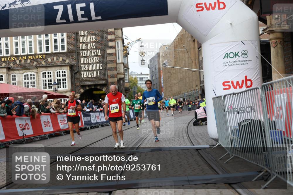 05.10.2025 - 20. swb-Marathon Bremen Yannick Fuchs http://msf.ph/oto/9253761 05.10.2025 10:45:42 Ziel 9222, 9250, 10053, 10682, 11585 meine-sportfotos.de