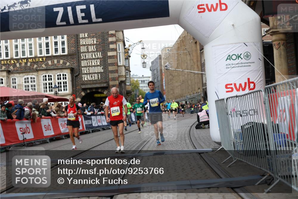 05.10.2025 - 20. swb-Marathon Bremen Yannick Fuchs http://msf.ph/oto/9253766 05.10.2025 10:45:42 Ziel 9222, 9250, 10053, 10682, 11585 meine-sportfotos.de