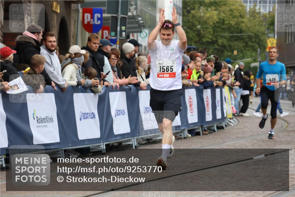 05.10.2025 - 20. swb-Marathon Bremen Strokosch-Dieckow http://msf.ph/oto/9253770 05.10.2025 12:51:51 Ziel 419, 1565 meine-sportfotos.de
