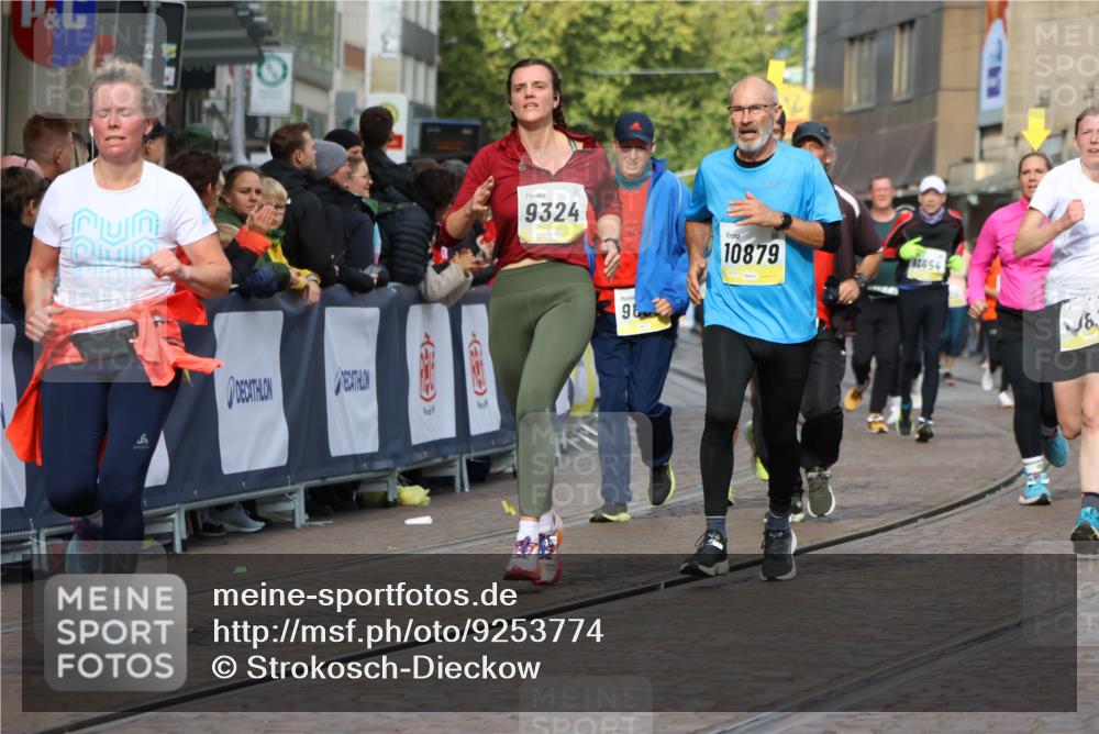 05.10.2025 - 20. swb-Marathon Bremen Strokosch-Dieckow http://msf.ph/oto/9253774 05.10.2025 11:01:59 Ziel 9324, 9426, 9536, 9686, 10301, 10837, 10855, 10879, 10887, 10944, 11415, 11459 meine-sportfotos.de
