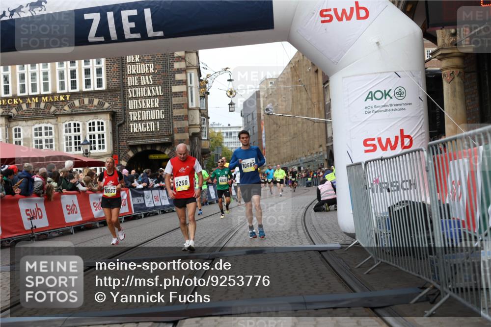 05.10.2025 - 20. swb-Marathon Bremen Yannick Fuchs http://msf.ph/oto/9253776 05.10.2025 10:45:42 Ziel 9222, 9250, 10053, 10682, 11585 meine-sportfotos.de