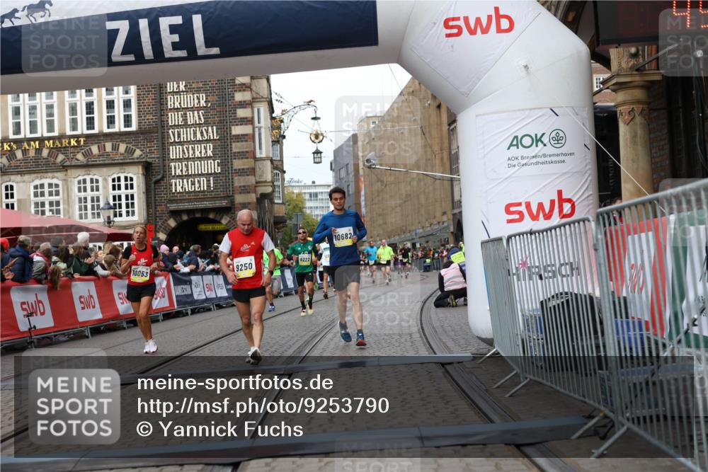 05.10.2025 - 20. swb-Marathon Bremen Yannick Fuchs http://msf.ph/oto/9253790 05.10.2025 10:45:42 Ziel 9222, 9250, 10053, 10682, 11585 meine-sportfotos.de