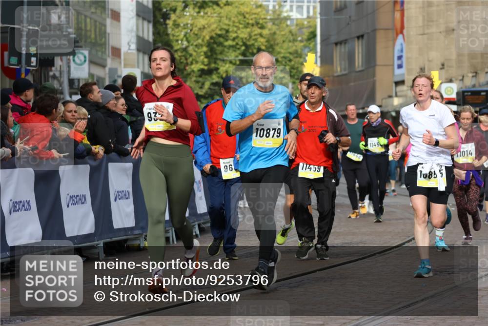 05.10.2025 - 20. swb-Marathon Bremen Strokosch-Dieckow http://msf.ph/oto/9253796 05.10.2025 11:01:59 Ziel 9324, 9426, 9536, 9686, 10301, 10837, 10855, 10879, 10887, 10944, 11415, 11459 meine-sportfotos.de
