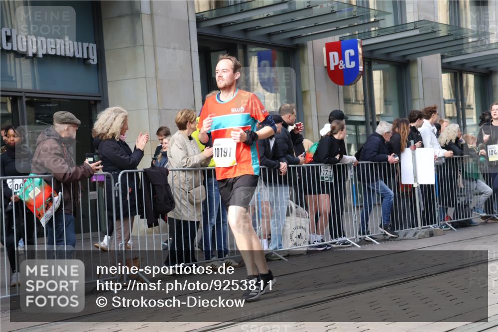 05.10.2025 - 20. swb-Marathon Bremen Strokosch-Dieckow http://msf.ph/oto/9253811 05.10.2025 10:56:02 Ziel 9258, 9424, 9783, 9790, 9855, 9932, 9968, 10005, 10009, 10028, 10042, 10179, 10191, 10196, 10387, 10424, 10546, 10590, 10648, 10989, 10992, 11100, 11253, 11260, 11364, 11366, 11554, 11571, 11630, 11662, 11693, 11723, 11741, 9258, 9424, 9783, 9790, 9855, 9932, 9968, 10005, 10009, 10028, 10042, 10179, 10191, 10196, 10387, 10424, 10546, 10590, 10648, 10989, 10992, 11100, 11253, 11260, 11364, 11366, 11554, 11571, 11630, 11662, 11693 meine-sportfotos.de