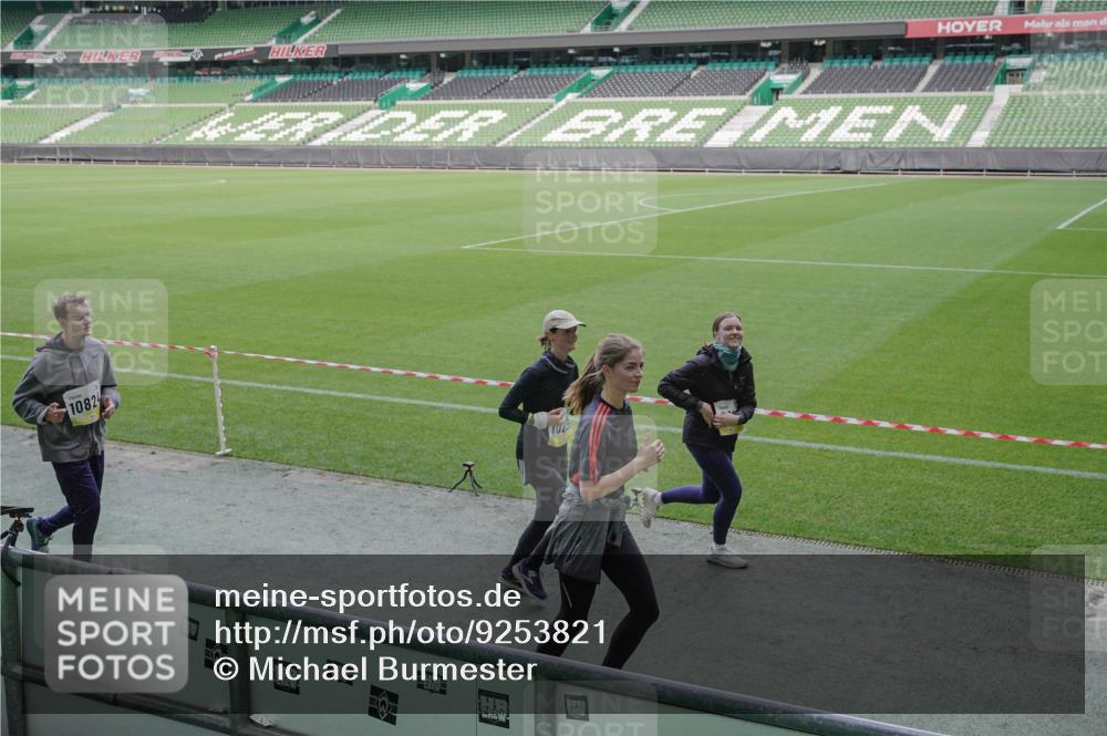 05.10.2025 - 20. swb-Marathon Bremen Michael Burmester http://msf.ph/oto/9253821 05.10.2025 10:42:25 Laufen im Stadion 7069, 8225, 8865, 9212, 9276, 9410, 9481, 9519, 9557, 9632, 9648, 9649, 9680, 9798, 9815, 9836, 9837, 9945, 9972, 9999, 10031, 10074, 10082, 10087, 10129, 10134, 10189, 10239, 10245, 10248, 10264, 10333, 10365, 10366, 10396, 10412, 10415, 10417, 10463, 10499, 10522, 10684, 10706, 10722, 10815, 10824, 10860, 10937, 10943, 10998, 11056, 11097, 11112, 11126, 11142, 11170, 11172, 11206, 11395, 11473, 11584, 11634, 8533, 9632, 9982, 10125, 10148, 10214, 10706, 10937 meine-sportfotos.de