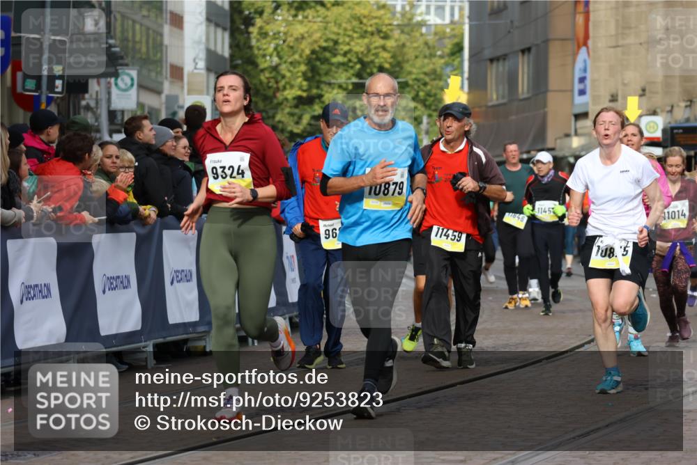 05.10.2025 - 20. swb-Marathon Bremen Strokosch-Dieckow http://msf.ph/oto/9253823 05.10.2025 11:01:59 Ziel 9324, 9426, 9536, 9686, 10301, 10837, 10855, 10879, 10887, 10944, 11415, 11459 meine-sportfotos.de