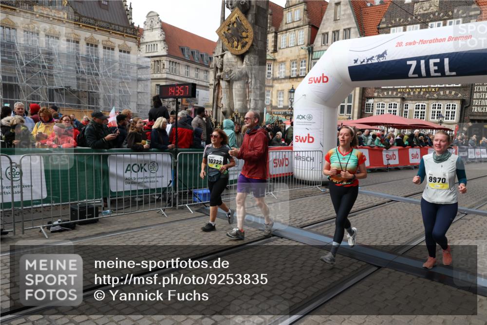 05.10.2025 - 20. swb-Marathon Bremen Yannick Fuchs http://msf.ph/oto/9253835 05.10.2025 11:14:46 Ziel 9861, 9970, 10722, 11473 meine-sportfotos.de