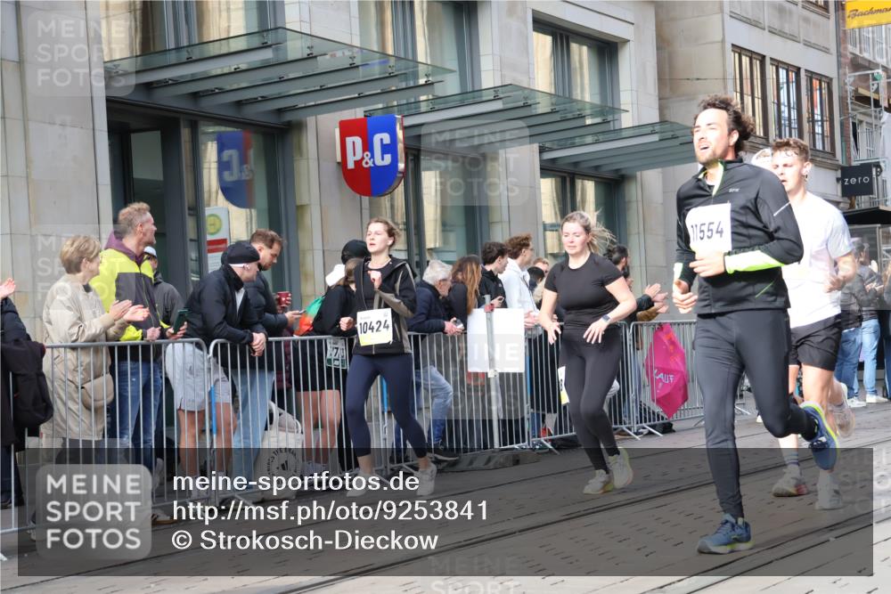 05.10.2025 - 20. swb-Marathon Bremen Strokosch-Dieckow http://msf.ph/oto/9253841 05.10.2025 10:56:03 Ziel 9258, 9424, 9547, 9783, 9790, 9855, 9932, 9968, 10005, 10028, 10042, 10179, 10191, 10196, 10387, 10424, 10546, 10590, 10648, 10989, 10992, 11100, 11253, 11260, 11364, 11366, 11554, 11571, 11630, 11662, 11691, 11723, 11741, 9258, 9424, 9547, 9783, 9790, 9855, 9932, 9968, 10005, 10028, 10042, 10179, 10191, 10196, 10387, 10424, 10546, 10590, 10648, 10989, 10992, 11100, 11253, 11260, 11364, 11366, 11554, 11571, 11630, 11662, 11691 meine-sportfotos.de