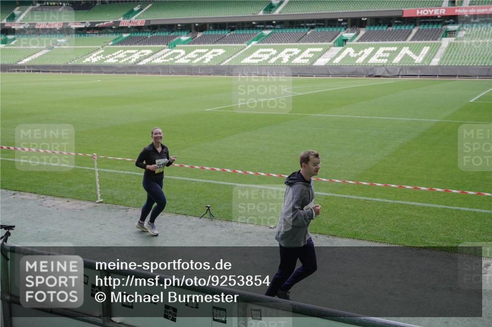 05.10.2025 - 20. swb-Marathon Bremen Michael Burmester http://msf.ph/oto/9253854 05.10.2025 10:42:26 Laufen im Stadion 7069, 8225, 8865, 9212, 9276, 9410, 9481, 9519, 9557, 9648, 9649, 9664, 9680, 9798, 9815, 9836, 9837, 9945, 9972, 9999, 10031, 10074, 10082, 10087, 10129, 10134, 10189, 10239, 10245, 10248, 10264, 10333, 10365, 10366, 10396, 10412, 10415, 10417, 10463, 10499, 10522, 10684, 10722, 10815, 10824, 10860, 10943, 10998, 11056, 11097, 11112, 11126, 11142, 11170, 11172, 11206, 11395, 11473, 11584, 11634, 8533, 9632, 9982, 10125, 10148, 10214, 10706, 10937, 10998 meine-sportfotos.de