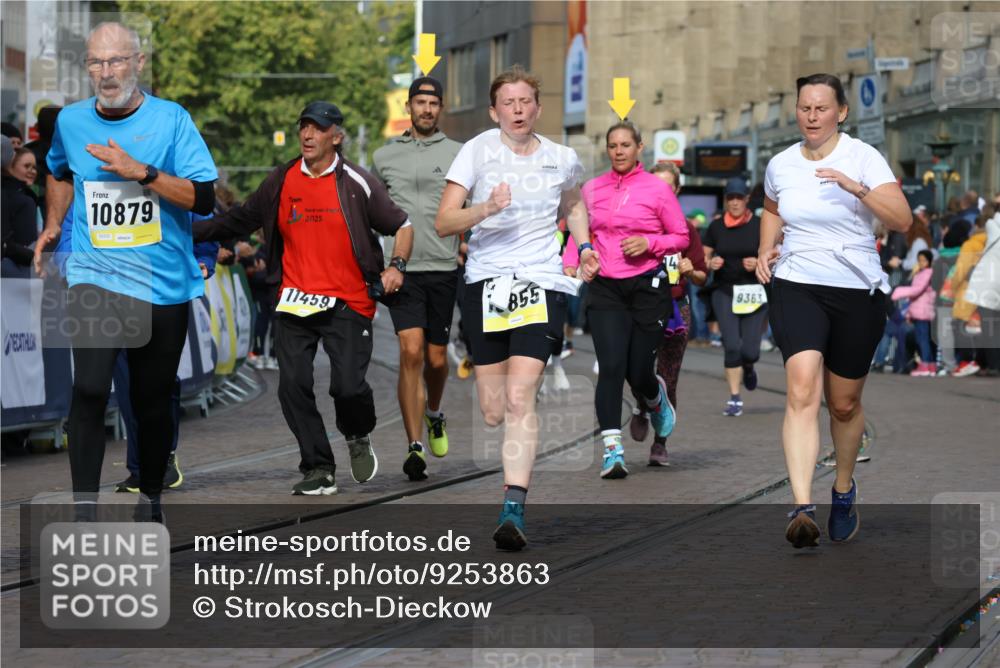 05.10.2025 - 20. swb-Marathon Bremen Strokosch-Dieckow http://msf.ph/oto/9253863 05.10.2025 11:02:00 Ziel 9324, 9426, 9536, 9686, 10301, 10837, 10855, 10879, 10887, 10944, 11014, 11415, 11459 meine-sportfotos.de
