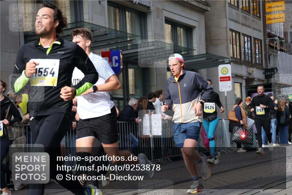 05.10.2025 - 20. swb-Marathon Bremen Strokosch-Dieckow http://msf.ph/oto/9253878 05.10.2025 10:56:04 Ziel 9258, 9424, 9547, 9783, 9790, 9855, 9886, 9932, 9968, 10005, 10008, 10028, 10042, 10179, 10191, 10196, 10387, 10424, 10546, 10590, 10648, 10971, 10992, 11100, 11253, 11260, 11364, 11366, 11554, 11571, 11630, 11662, 11691, 11723, 11741, 9258, 9424, 9547, 9783, 9790, 9855, 9886, 9932, 9968, 10005, 10008, 10028, 10042, 10179, 10191, 10196, 10387, 10424, 10546, 10590, 10648, 10971, 10992, 11100, 11253, 11260, 11364, 11366, 11554, 11571, 11630, 11662, 11691 meine-sportfotos.de