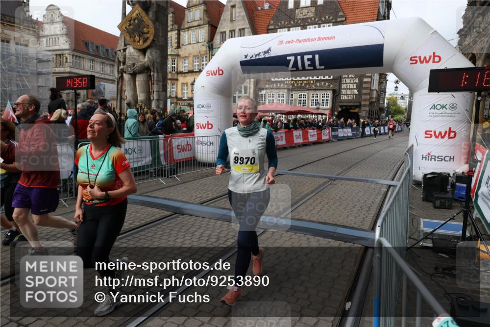 05.10.2025 - 20. swb-Marathon Bremen Yannick Fuchs http://msf.ph/oto/9253890 05.10.2025 11:14:47 Ziel 9861, 9970, 10722, 11473 meine-sportfotos.de