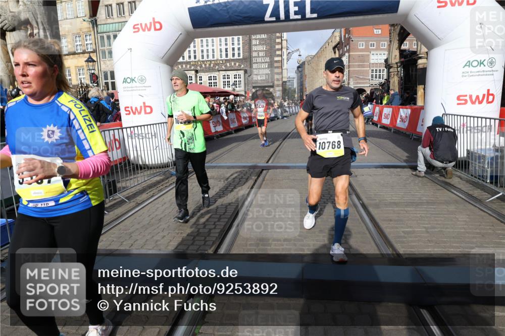05.10.2025 - 20. swb-Marathon Bremen Yannick Fuchs http://msf.ph/oto/9253892 05.10.2025 10:54:43 Ziel 9367, 10174, 10178, 10296, 10768, 11045, 11089, 11321, 11694 meine-sportfotos.de