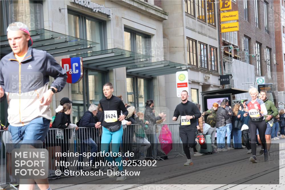05.10.2025 - 20. swb-Marathon Bremen Strokosch-Dieckow http://msf.ph/oto/9253902 05.10.2025 10:56:05 Ziel 9258, 9424, 9547, 9783, 9790, 9855, 9886, 9932, 10005, 10008, 10028, 10042, 10179, 10191, 10196, 10387, 10424, 10546, 10590, 10648, 10971, 10992, 11100, 11253, 11260, 11364, 11554, 11571, 11630, 11662, 11691, 11723, 11741, 9258, 9424, 9547, 9783, 9790, 9855, 9886, 9932, 10005, 10008, 10028, 10042, 10179, 10191, 10196, 10387, 10424, 10546, 10590, 10648, 10971, 10992, 11100, 11253, 11260, 11364, 11554, 11571, 11630, 11662, 11691 meine-sportfotos.de