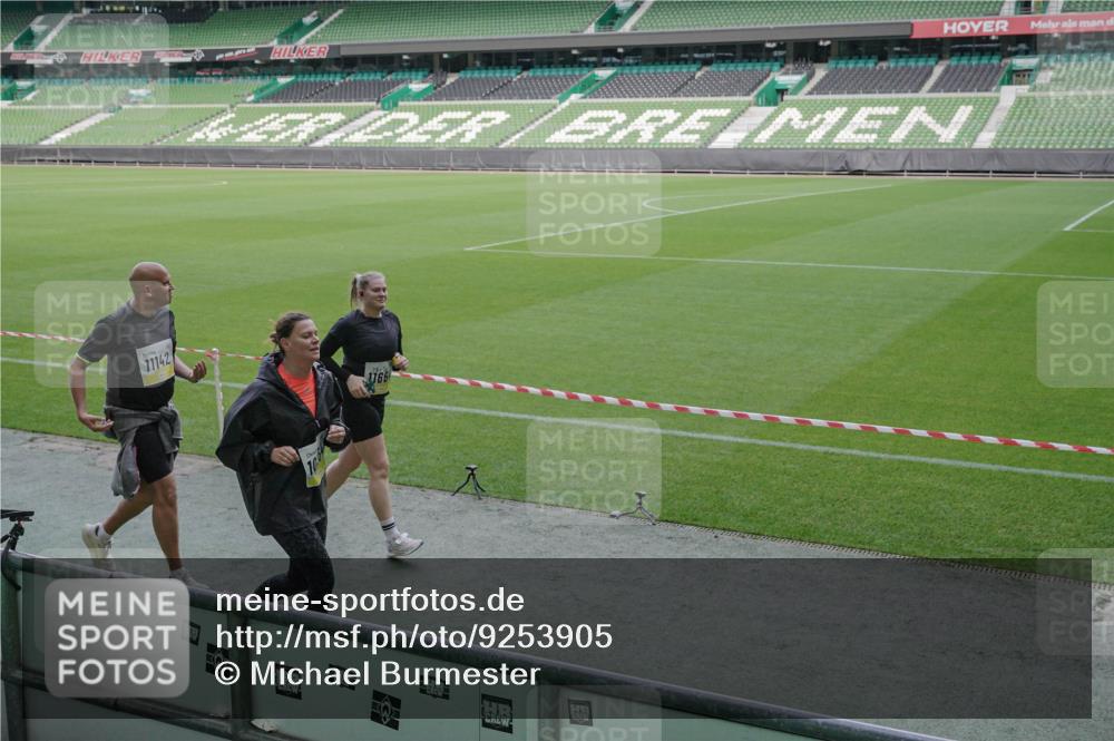 05.10.2025 - 20. swb-Marathon Bremen Michael Burmester http://msf.ph/oto/9253905 05.10.2025 10:42:30 Laufen im Stadion 7069, 8225, 8865, 9212, 9276, 9410, 9481, 9519, 9557, 9648, 9649, 9664, 9680, 9734, 9798, 9815, 9826, 9945, 9972, 9999, 10031, 10074, 10082, 10087, 10134, 10189, 10239, 10245, 10248, 10264, 10365, 10366, 10396, 10412, 10415, 10417, 10463, 10499, 10522, 10684, 10722, 10815, 10824, 10860, 10861, 10943, 11056, 11097, 11112, 11126, 11142, 11170, 11172, 11206, 11395, 11473, 11584, 11634, 8533, 9632, 9836, 9837, 9982, 10125, 10148, 10214, 10333, 10706, 10937, 10998 meine-sportfotos.de