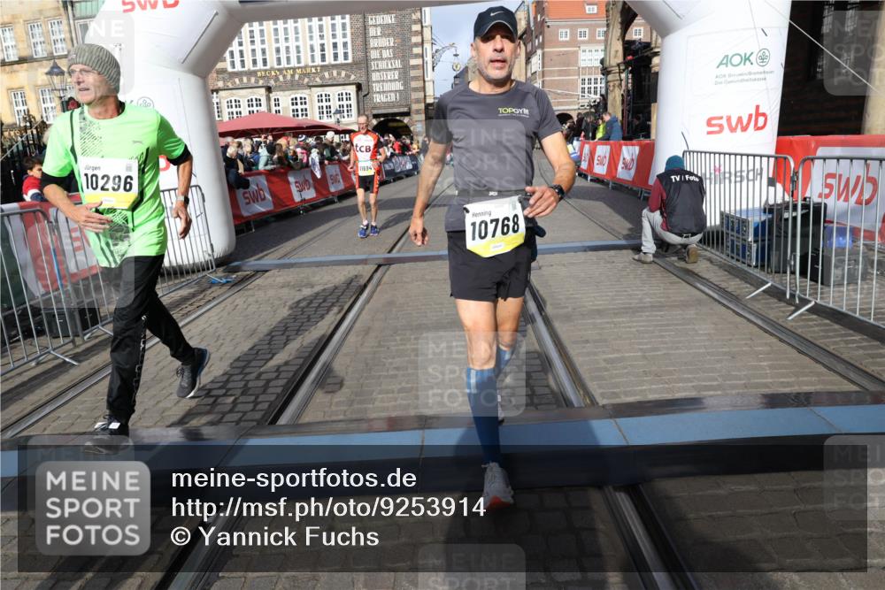 05.10.2025 - 20. swb-Marathon Bremen Yannick Fuchs http://msf.ph/oto/9253914 05.10.2025 10:54:43 Ziel 9367, 10174, 10178, 10296, 10768, 11045, 11089, 11321, 11694 meine-sportfotos.de
