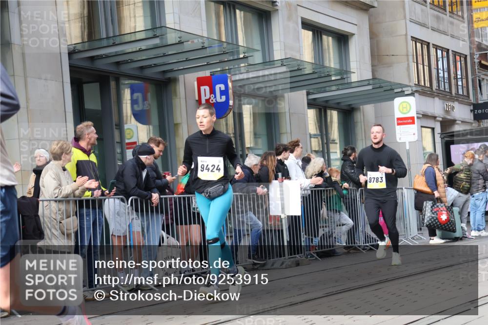 05.10.2025 - 20. swb-Marathon Bremen Strokosch-Dieckow http://msf.ph/oto/9253915 05.10.2025 10:56:05 Ziel 9258, 9424, 9547, 9783, 9790, 9855, 9886, 9932, 10005, 10008, 10028, 10042, 10179, 10191, 10196, 10387, 10424, 10546, 10590, 10648, 10971, 10992, 11100, 11253, 11260, 11364, 11554, 11571, 11630, 11662, 11691, 11723, 11741, 9258, 9424, 9547, 9783, 9790, 9855, 9886, 9932, 10005, 10008, 10028, 10042, 10179, 10191, 10196, 10387, 10424, 10546, 10590, 10648, 10971, 10992, 11100, 11253, 11260, 11364, 11554, 11571, 11630, 11662, 11691 meine-sportfotos.de