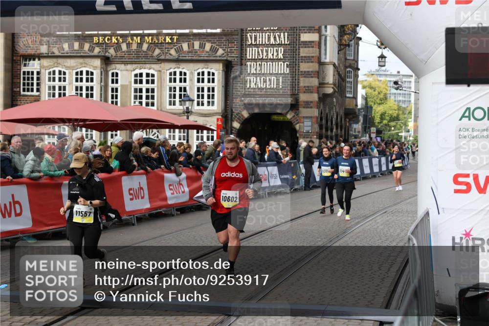 05.10.2025 - 20. swb-Marathon Bremen Yannick Fuchs http://msf.ph/oto/9253917 05.10.2025 11:14:54 Ziel 10602, 11448, 11557 meine-sportfotos.de