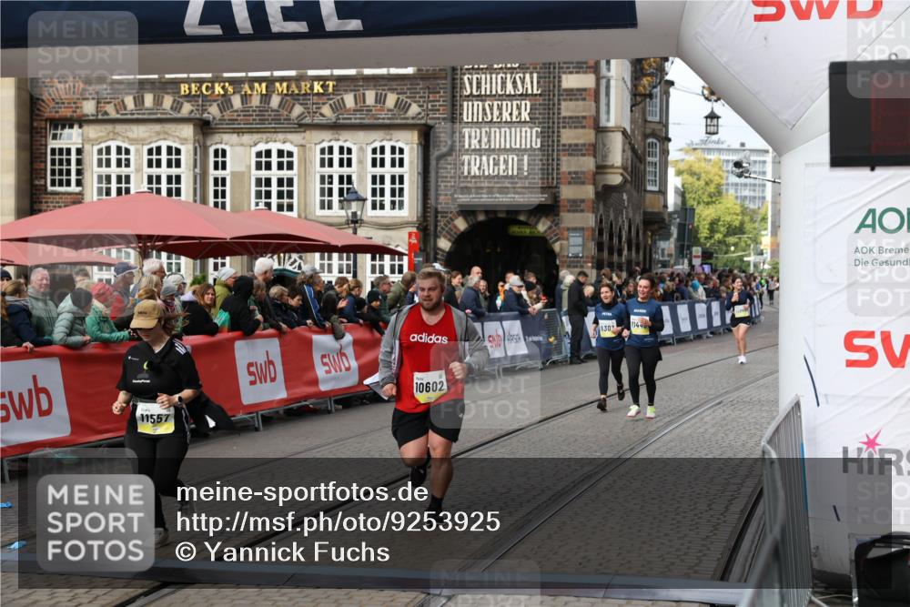 05.10.2025 - 20. swb-Marathon Bremen Yannick Fuchs http://msf.ph/oto/9253925 05.10.2025 11:14:54 Ziel 10602, 11448, 11557 meine-sportfotos.de