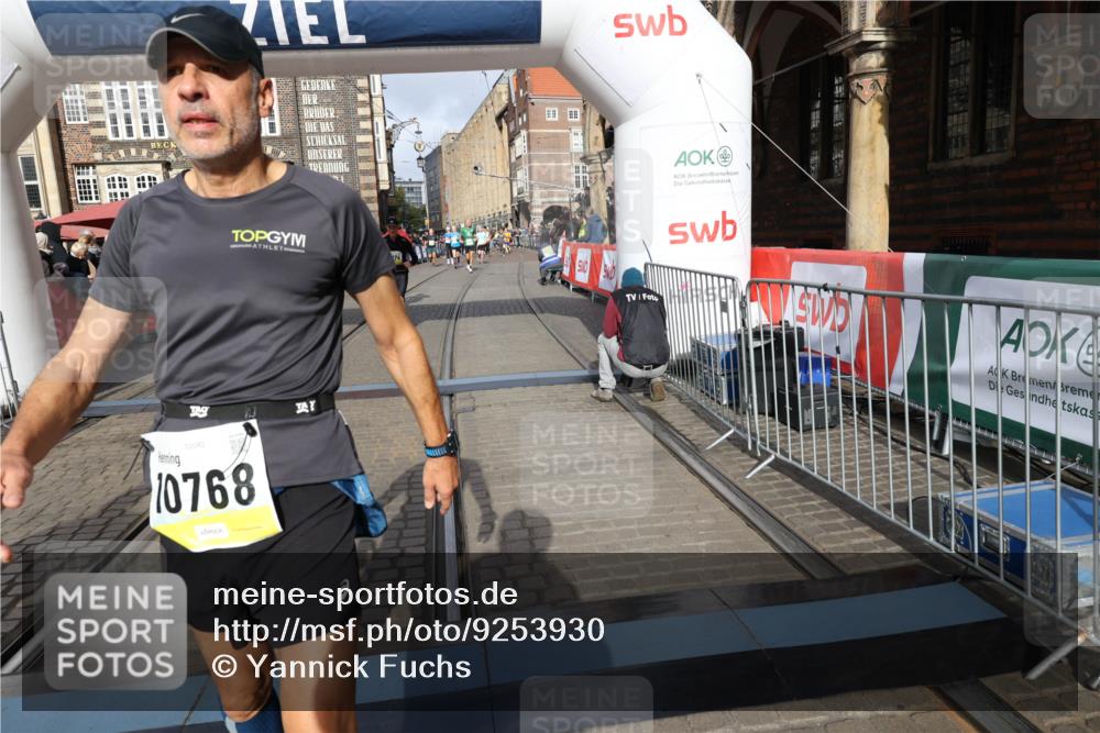 05.10.2025 - 20. swb-Marathon Bremen Yannick Fuchs http://msf.ph/oto/9253930 05.10.2025 10:54:44 Ziel 9367, 10174, 10178, 10296, 10768, 11045, 11089, 11321, 11694 meine-sportfotos.de