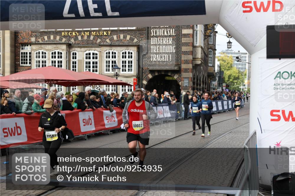 05.10.2025 - 20. swb-Marathon Bremen Yannick Fuchs http://msf.ph/oto/9253935 05.10.2025 11:14:54 Ziel 10602, 11448, 11557 meine-sportfotos.de