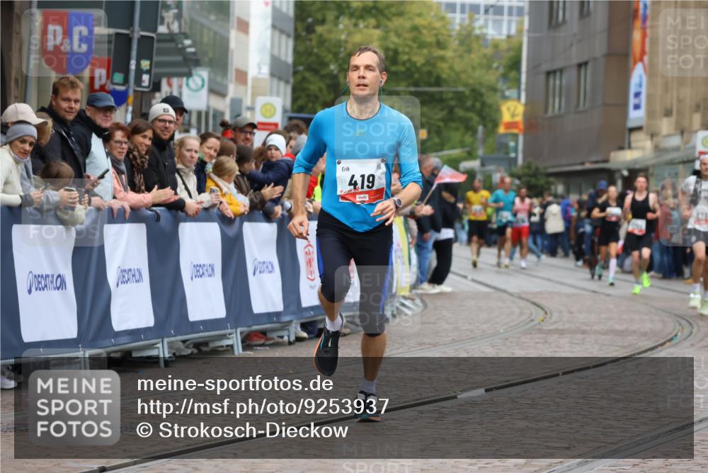 05.10.2025 - 20. swb-Marathon Bremen Strokosch-Dieckow http://msf.ph/oto/9253937 05.10.2025 12:51:54 Ziel 419, 838, 1565 meine-sportfotos.de
