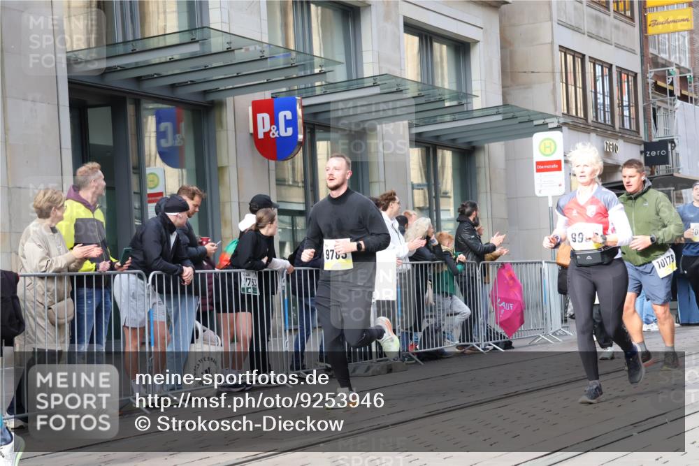 05.10.2025 - 20. swb-Marathon Bremen Strokosch-Dieckow http://msf.ph/oto/9253946 05.10.2025 10:56:06 Ziel 9258, 9424, 9547, 9783, 9790, 9855, 9886, 9932, 10005, 10008, 10028, 10042, 10179, 10191, 10196, 10387, 10424, 10546, 10590, 10648, 10971, 10992, 11100, 11253, 11260, 11364, 11554, 11571, 11662, 11691, 11723, 11741, 9258, 9424, 9547, 9783, 9790, 9855, 9886, 9932, 10005, 10008, 10028, 10042, 10179, 10191, 10196, 10387, 10424, 10546, 10590, 10648, 10971, 10992, 11100, 11253, 11260, 11364, 11554, 11571, 11662, 11691 meine-sportfotos.de
