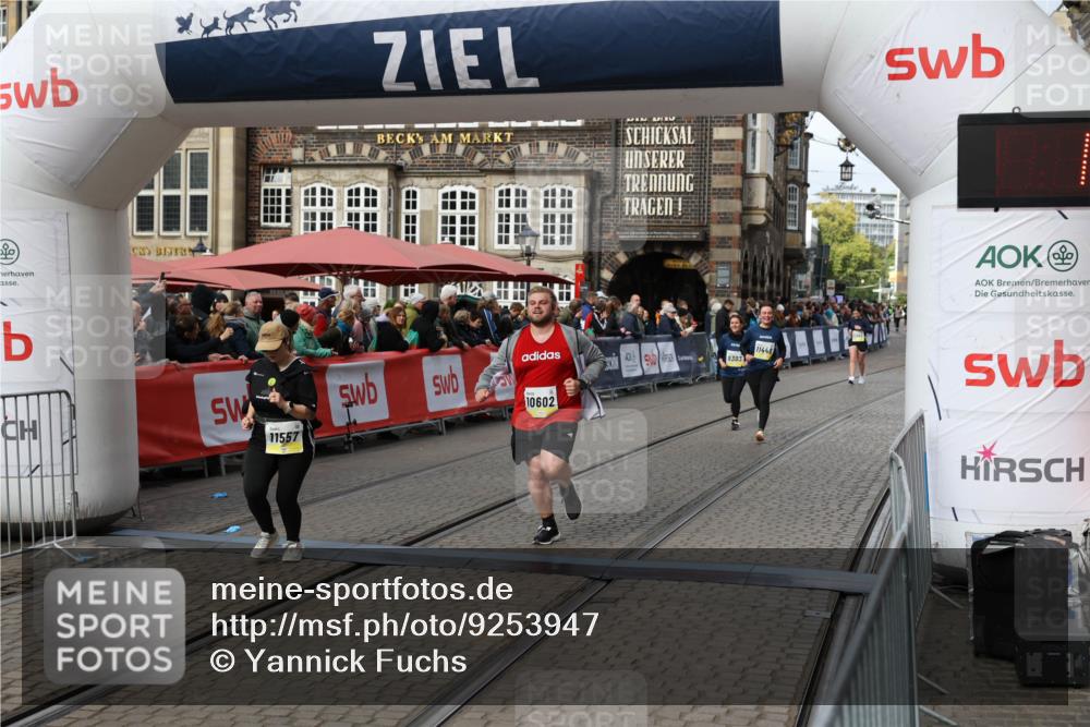 05.10.2025 - 20. swb-Marathon Bremen Yannick Fuchs http://msf.ph/oto/9253947 05.10.2025 11:14:54 Ziel 10602, 11448, 11557 meine-sportfotos.de