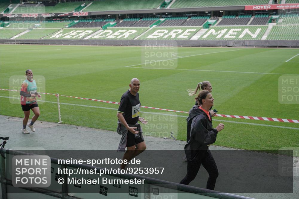 05.10.2025 - 20. swb-Marathon Bremen Michael Burmester http://msf.ph/oto/9253957 05.10.2025 10:42:31 Laufen im Stadion 7069, 8225, 8865, 9212, 9276, 9410, 9481, 9519, 9557, 9648, 9649, 9664, 9680, 9734, 9798, 9815, 9826, 9945, 9972, 9999, 10031, 10074, 10082, 10087, 10189, 10239, 10245, 10248, 10264, 10365, 10366, 10396, 10412, 10415, 10417, 10463, 10499, 10522, 10684, 10722, 10815, 10824, 10860, 10861, 10943, 11056, 11097, 11112, 11126, 11142, 11170, 11172, 11206, 11395, 11473, 11584, 11634, 8533, 9632, 9836, 9837, 9982, 10125, 10148, 10214, 10333, 10706, 10937, 10998 meine-sportfotos.de
