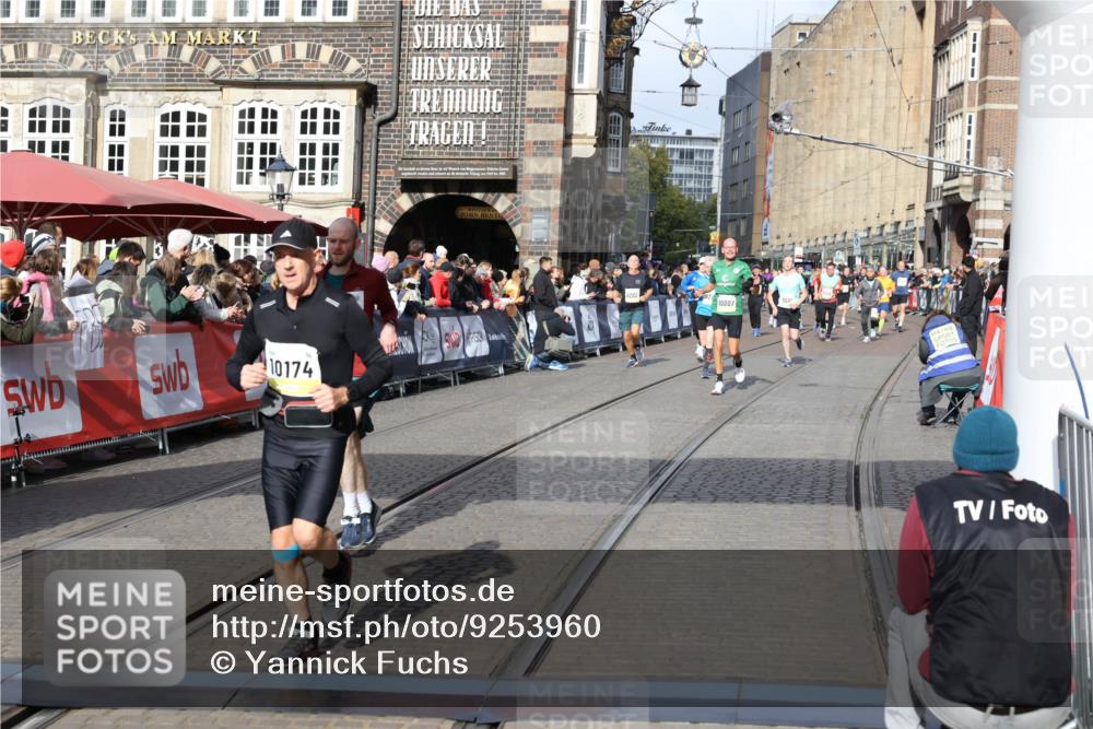 05.10.2025 - 20. swb-Marathon Bremen Yannick Fuchs http://msf.ph/oto/9253960 05.10.2025 10:54:45 Ziel 9367, 10174, 10178, 10296, 10768, 11045, 11089, 11321, 11694 meine-sportfotos.de