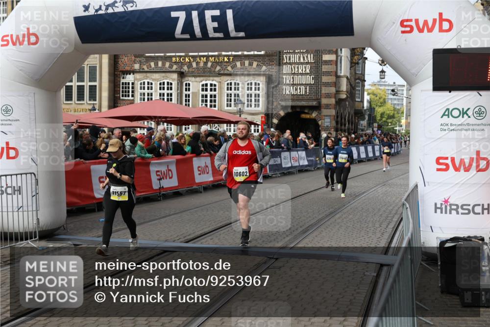 05.10.2025 - 20. swb-Marathon Bremen Yannick Fuchs http://msf.ph/oto/9253967 05.10.2025 11:14:54 Ziel 10602, 11448, 11557 meine-sportfotos.de