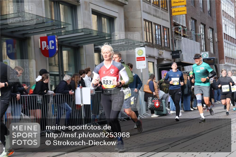 05.10.2025 - 20. swb-Marathon Bremen Strokosch-Dieckow http://msf.ph/oto/9253968 05.10.2025 10:56:07 Ziel 9258, 9424, 9547, 9783, 9790, 9886, 9932, 10005, 10008, 10028, 10042, 10179, 10191, 10196, 10387, 10424, 10546, 10590, 10648, 10971, 10992, 11100, 11253, 11260, 11364, 11475, 11554, 11571, 11662, 11691, 11723, 11741, 9258, 9424, 9547, 9783, 9790, 9886, 9932, 10005, 10008, 10028, 10042, 10179, 10191, 10196, 10387, 10424, 10546, 10590, 10648, 10971, 10992, 11100, 11253, 11260, 11364, 11475, 11554, 11571, 11662, 11691 meine-sportfotos.de