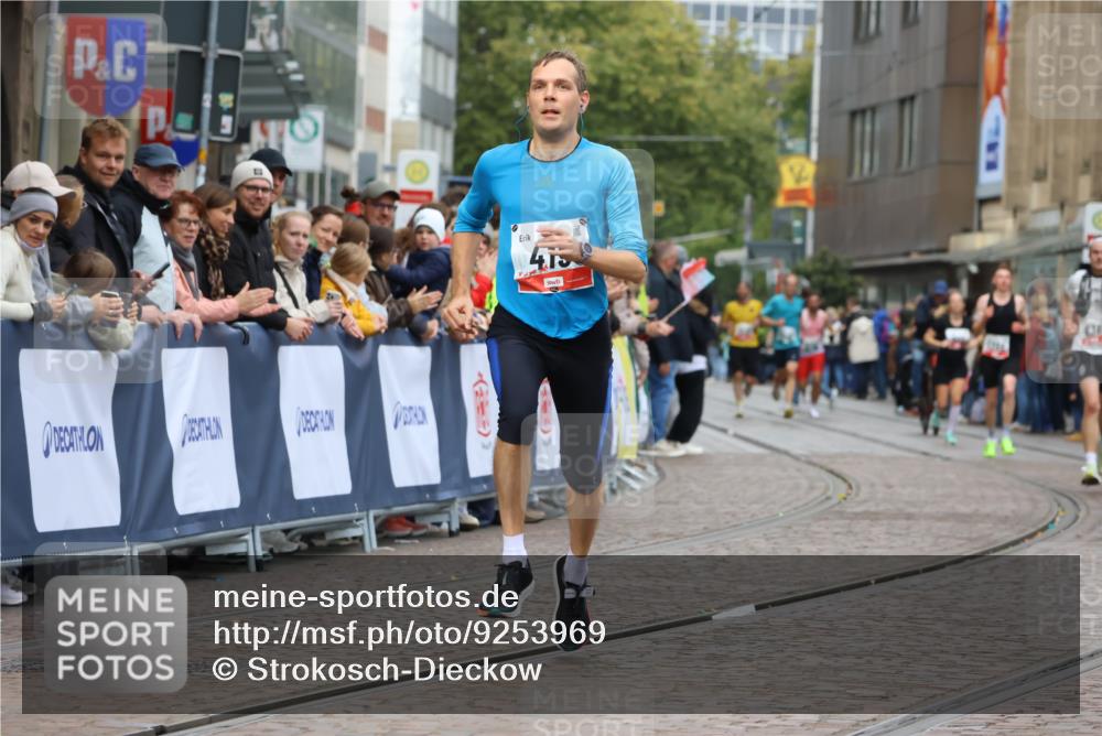 05.10.2025 - 20. swb-Marathon Bremen Strokosch-Dieckow http://msf.ph/oto/9253969 05.10.2025 12:51:54 Ziel 419, 838, 1565 meine-sportfotos.de