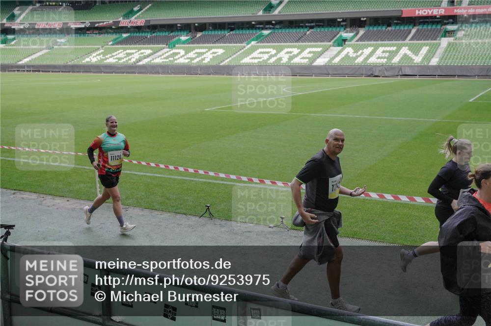 05.10.2025 - 20. swb-Marathon Bremen Michael Burmester http://msf.ph/oto/9253975 05.10.2025 10:42:31 Laufen im Stadion 7069, 8225, 8865, 9212, 9276, 9410, 9481, 9519, 9557, 9648, 9649, 9664, 9680, 9734, 9798, 9815, 9826, 9945, 9972, 9999, 10031, 10074, 10082, 10087, 10189, 10239, 10245, 10248, 10264, 10365, 10366, 10396, 10412, 10415, 10417, 10463, 10499, 10522, 10684, 10722, 10815, 10824, 10860, 10861, 10943, 11056, 11097, 11112, 11126, 11142, 11170, 11172, 11206, 11395, 11473, 11584, 11634, 8533, 9632, 9836, 9837, 9982, 10125, 10148, 10214, 10333, 10706, 10937, 10998 meine-sportfotos.de