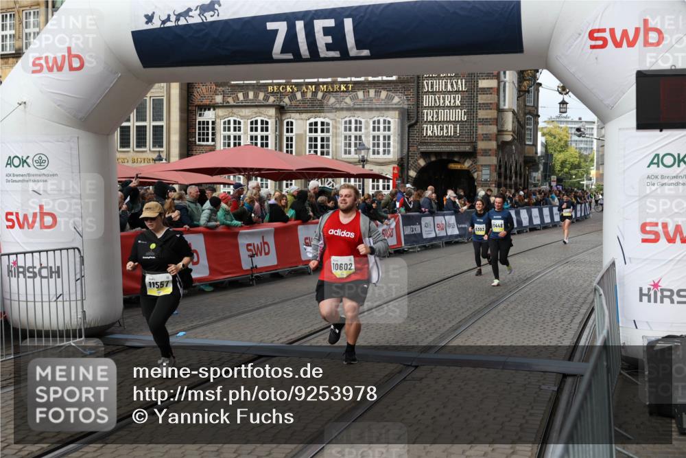 05.10.2025 - 20. swb-Marathon Bremen Yannick Fuchs http://msf.ph/oto/9253978 05.10.2025 11:14:54 Ziel 10602, 11448, 11557 meine-sportfotos.de