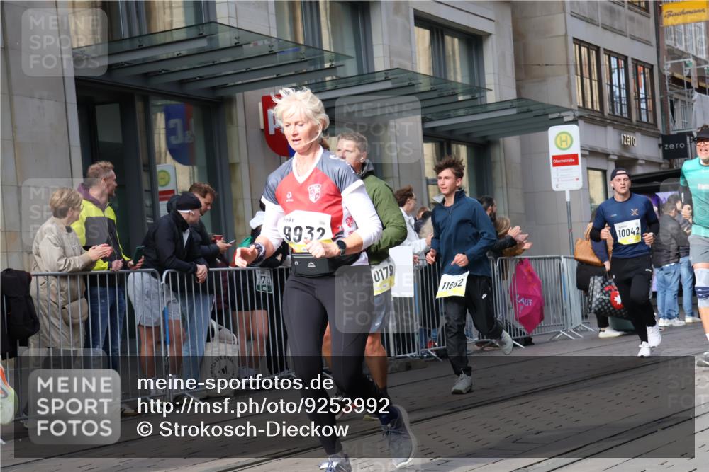 05.10.2025 - 20. swb-Marathon Bremen Strokosch-Dieckow http://msf.ph/oto/9253992 05.10.2025 10:56:08 Ziel 8118, 9258, 9424, 9547, 9783, 9790, 9886, 9932, 10005, 10008, 10028, 10042, 10179, 10191, 10196, 10387, 10424, 10546, 10590, 10648, 10971, 10992, 11100, 11253, 11260, 11364, 11475, 11554, 11571, 11662, 11691, 11723, 8118, 9258, 9424, 9547, 9783, 9790, 9886, 9932, 10005, 10008, 10028, 10042, 10179, 10191, 10196, 10387, 10424, 10546, 10590, 10648, 10971, 10992, 11100, 11253, 11260, 11364, 11475, 11554, 11571, 11662, 11691 meine-sportfotos.de