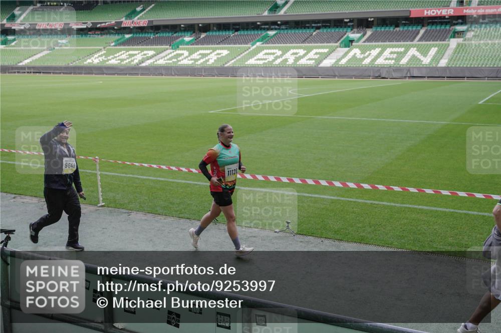 05.10.2025 - 20. swb-Marathon Bremen Michael Burmester http://msf.ph/oto/9253997 05.10.2025 10:42:32 Laufen im Stadion 7069, 8225, 8865, 9212, 9276, 9410, 9481, 9519, 9557, 9648, 9649, 9664, 9680, 9734, 9798, 9815, 9826, 9945, 9972, 9999, 10031, 10074, 10082, 10087, 10189, 10239, 10245, 10248, 10264, 10365, 10366, 10396, 10412, 10415, 10417, 10463, 10499, 10684, 10722, 10815, 10824, 10860, 10861, 10943, 11030, 11056, 11097, 11112, 11126, 11142, 11170, 11172, 11206, 11395, 11473, 11584, 11634, 8533, 9632, 9836, 9837, 9982, 10125, 10148, 10214, 10333, 10706, 10937, 10998 meine-sportfotos.de