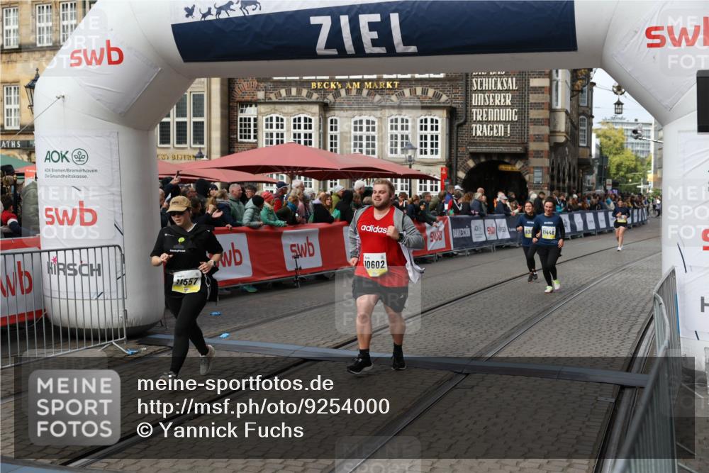 05.10.2025 - 20. swb-Marathon Bremen Yannick Fuchs http://msf.ph/oto/9254000 05.10.2025 11:14:55 Ziel 9303, 10602, 11448, 11557 meine-sportfotos.de