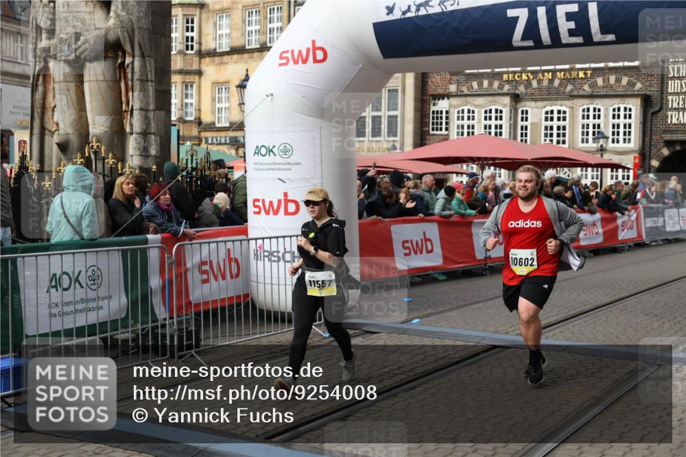 05.10.2025 - 20. swb-Marathon Bremen Yannick Fuchs http://msf.ph/oto/9254008 05.10.2025 11:14:55 Ziel 9303, 10602, 11448, 11557 meine-sportfotos.de