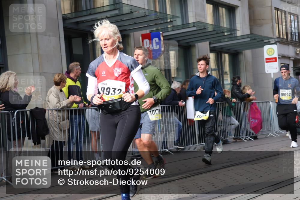 05.10.2025 - 20. swb-Marathon Bremen Strokosch-Dieckow http://msf.ph/oto/9254009 05.10.2025 10:56:08 Ziel 8118, 9258, 9424, 9547, 9783, 9790, 9886, 9932, 10005, 10008, 10028, 10042, 10179, 10191, 10196, 10387, 10424, 10546, 10590, 10648, 10971, 10992, 11100, 11253, 11260, 11364, 11475, 11554, 11571, 11662, 11691, 11723, 8118, 9258, 9424, 9547, 9783, 9790, 9886, 9932, 10005, 10008, 10028, 10042, 10179, 10191, 10196, 10387, 10424, 10546, 10590, 10648, 10971, 10992, 11100, 11253, 11260, 11364, 11475, 11554, 11571, 11662, 11691 meine-sportfotos.de