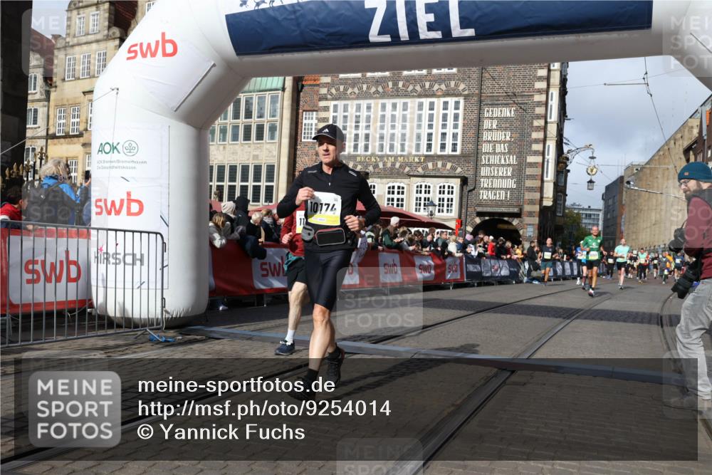 05.10.2025 - 20. swb-Marathon Bremen Yannick Fuchs http://msf.ph/oto/9254014 05.10.2025 10:54:46 Ziel 9367, 10174, 10178, 10296, 10768, 11045, 11089, 11321, 11694 meine-sportfotos.de