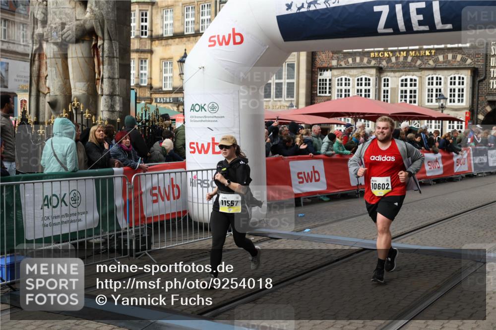 05.10.2025 - 20. swb-Marathon Bremen Yannick Fuchs http://msf.ph/oto/9254018 05.10.2025 11:14:55 Ziel 9303, 10602, 11448, 11557 meine-sportfotos.de