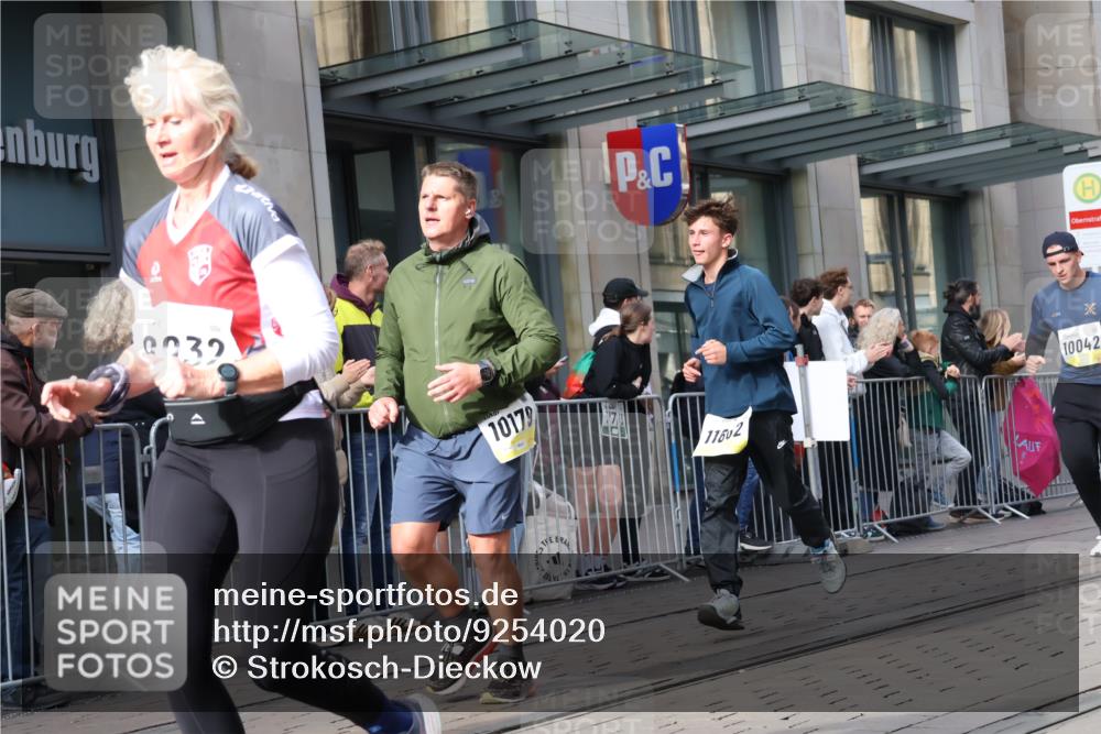 05.10.2025 - 20. swb-Marathon Bremen Strokosch-Dieckow http://msf.ph/oto/9254020 05.10.2025 10:56:08 Ziel 8118, 9258, 9424, 9547, 9783, 9790, 9886, 9932, 10005, 10008, 10028, 10042, 10179, 10191, 10196, 10387, 10424, 10546, 10590, 10648, 10971, 10992, 11100, 11253, 11260, 11364, 11475, 11554, 11571, 11662, 11691, 11723, 8118, 9258, 9424, 9547, 9783, 9790, 9886, 9932, 10005, 10008, 10028, 10042, 10179, 10191, 10196, 10387, 10424, 10546, 10590, 10648, 10971, 10992, 11100, 11253, 11260, 11364, 11475, 11554, 11571, 11662, 11691 meine-sportfotos.de